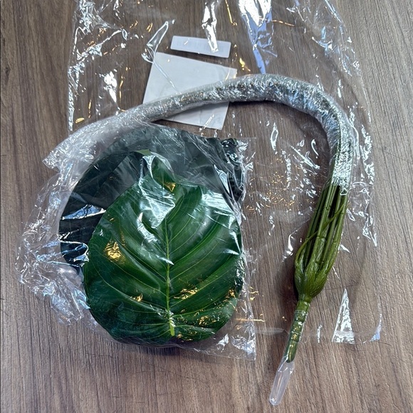 Realistic Artificial Green Leaf and Stem. Brand new - Picture 2 of 8